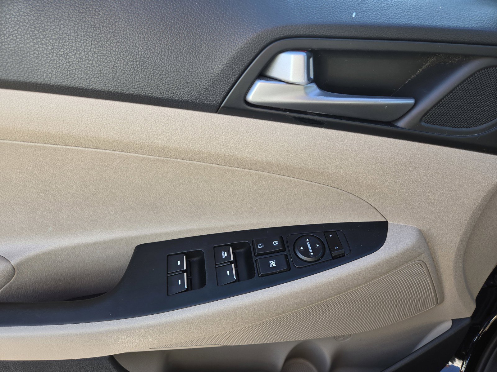 Used 2016 Hyundai Tucson Limited w/ Option Group 03 FWD image 12