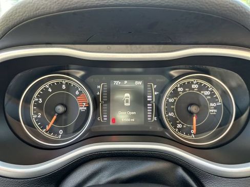 Used 2018 Jeep Cherokee Latitude Plus w/ Cold Weather Group AWD/4WD image 19