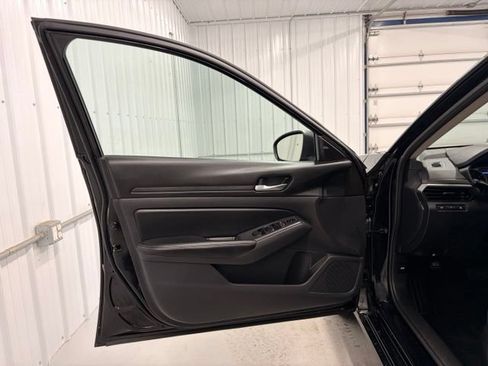 Used 2025 Nissan Altima 2.5 SV FWD image 14