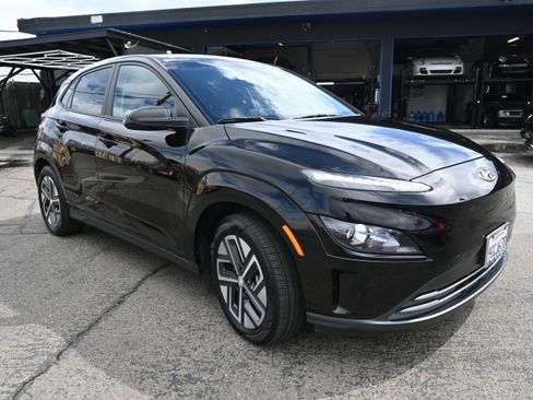 Used 2023 Hyundai Kona SE w/ Cargo Package FWD image 7