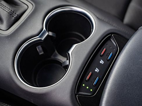 Used 2023 Toyota Venza Limited image 34