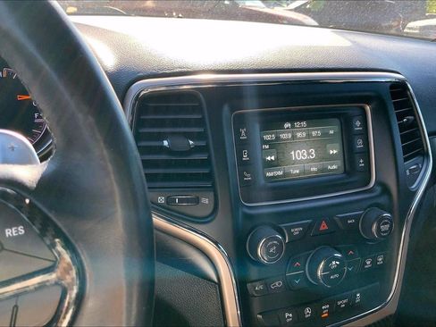 Used 2017 Jeep Grand Cherokee Laredo AWD/4WD image 6