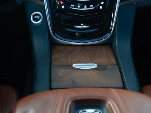 Used 2016 Cadillac Escalade ESV Luxury image 30