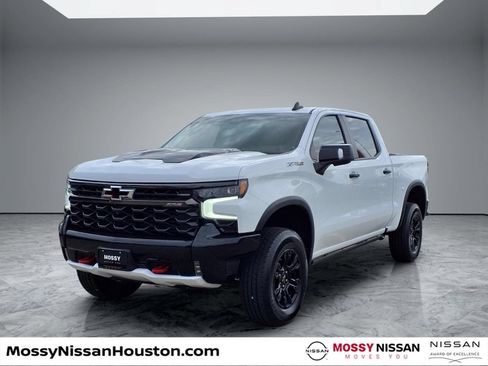 Used 2023 Chevrolet Silverado 1500 ZR2 w/ Technology Package AWD/4WD image 4