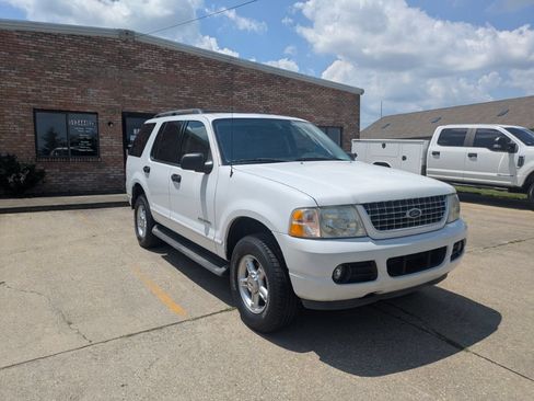 Used 2004 Ford Explorer XLT AWD/4WD image 3