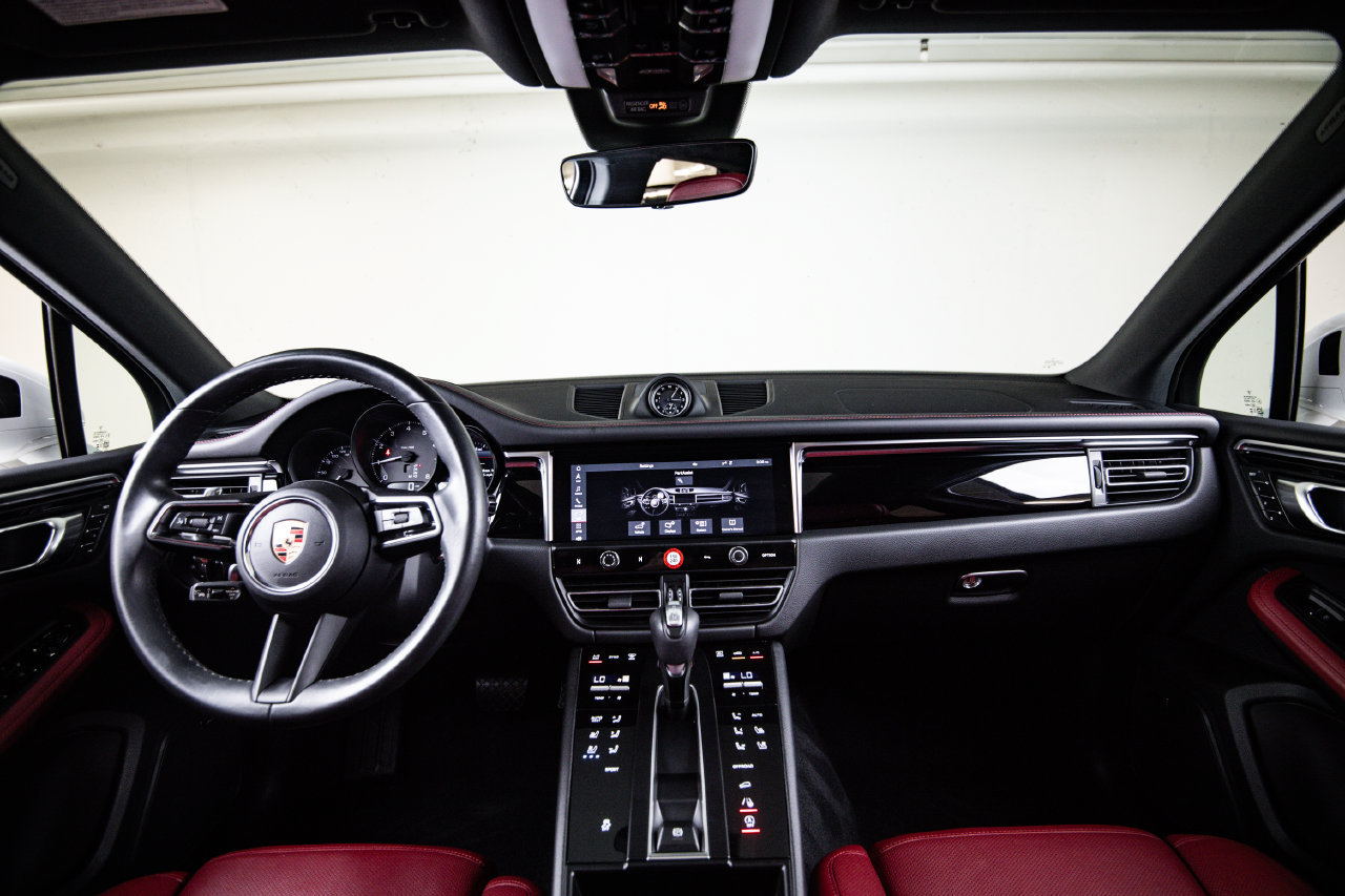 Certified 2024 Porsche Macan AWD/4WD image 25
