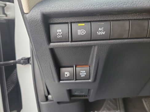 Used 2022 Toyota Sienna XLE image 31