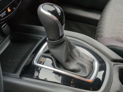 Used 2020 Nissan Rogue S image 29