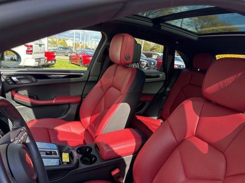 Used 2024 Porsche Macan image 10