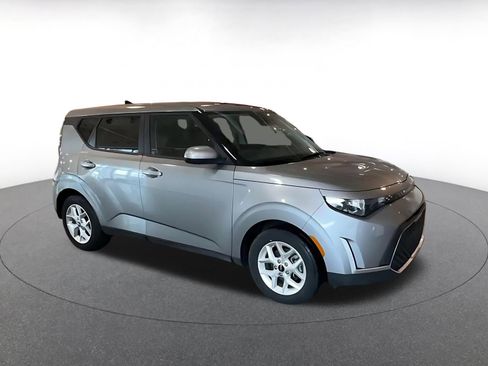 Used 2025 Kia Soul LX w/ LX Technology Package image 2