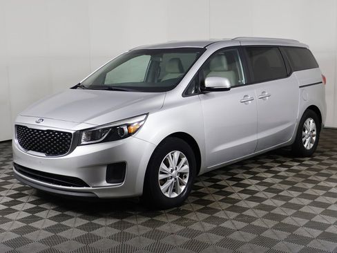 Used 2016 Kia Sedona LX image 5