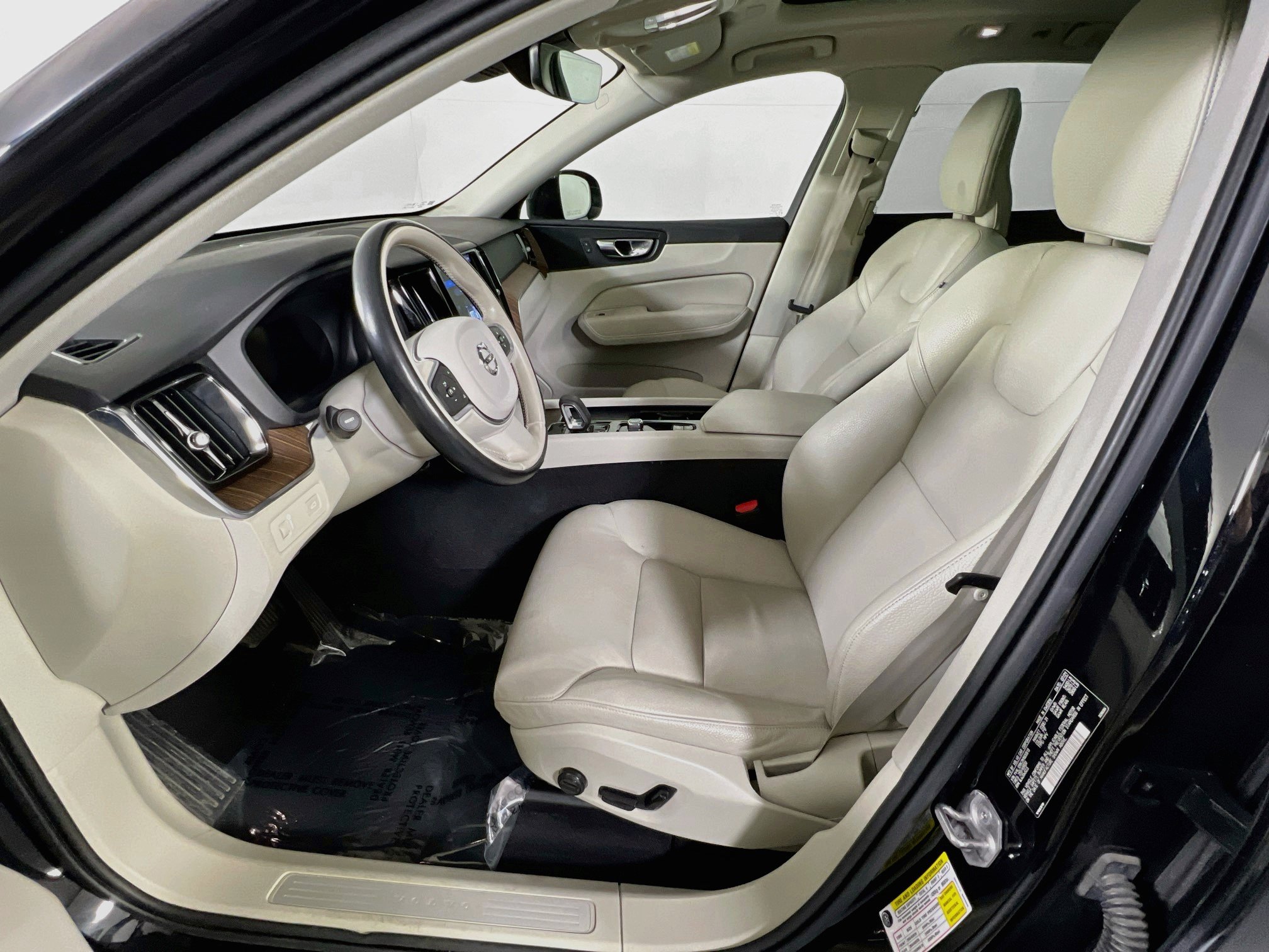 Used 2022 Volvo XC60 B5 Momentum w/ Climate Package AWD/4WD image 20