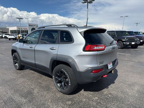 Used 2017 Jeep Cherokee Trailhawk w/ Cold Weather Group AWD/4WD image 7