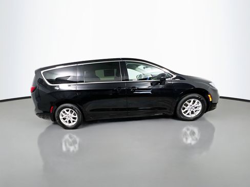 Used 2024 Chrysler Pacifica Touring-L FWD image 3