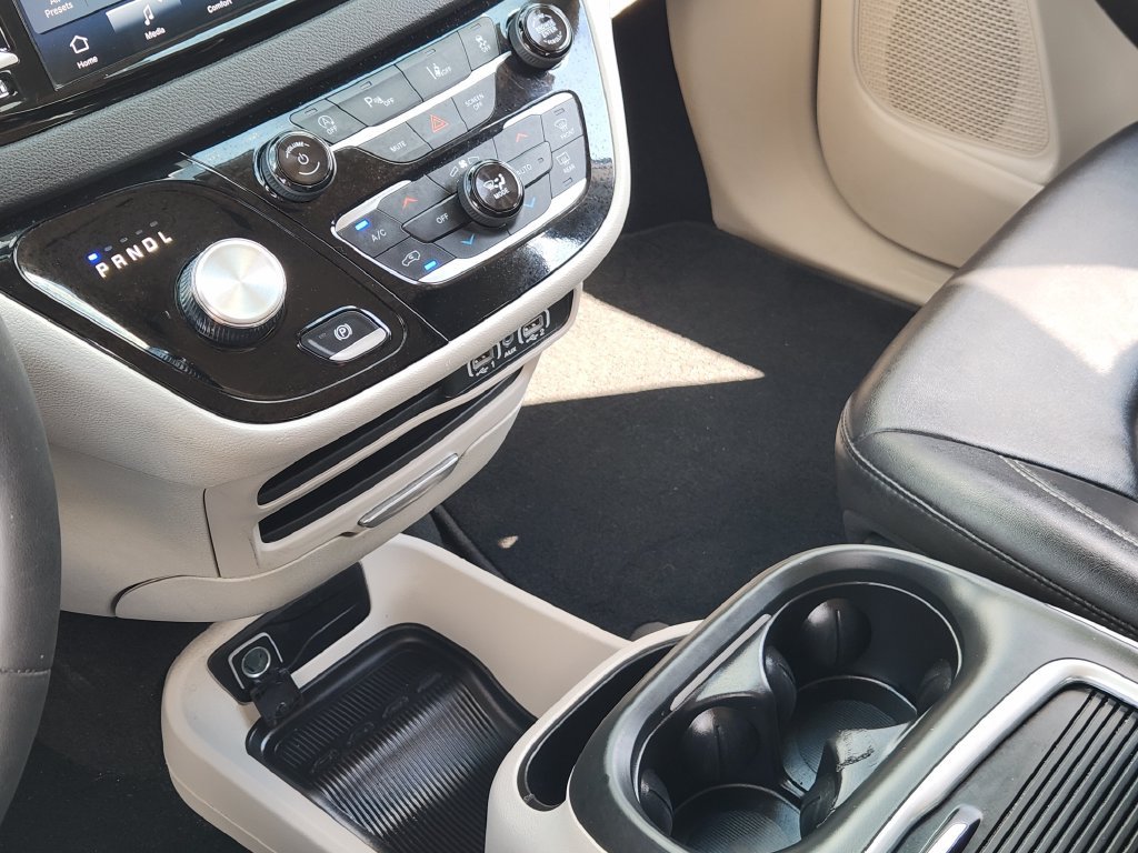 Used 2024 Chrysler Pacifica Touring-L FWD image 16
