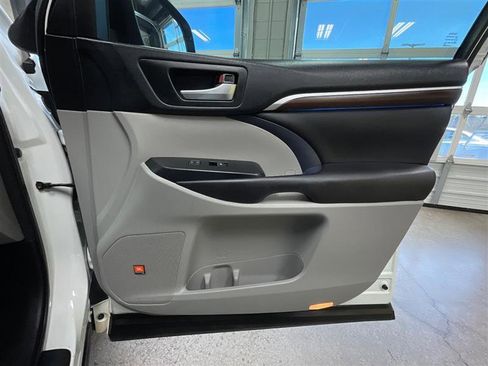 Used 2016 Toyota Highlander Limited image 29