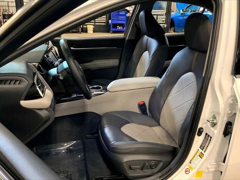 Used 2018 Toyota Camry XLE image 9