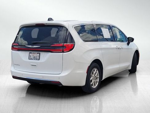 Used 2025 Chrysler Pacifica Select FWD image 4