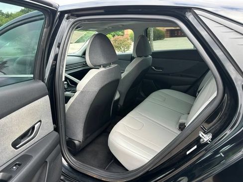 Used 2023 Hyundai Elantra Limited FWD image 17