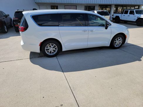 New 2026 Chrysler Pacifica Select FWD image 6