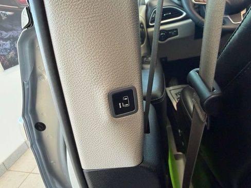 Used 2024 Chrysler Pacifica Touring-L image 18