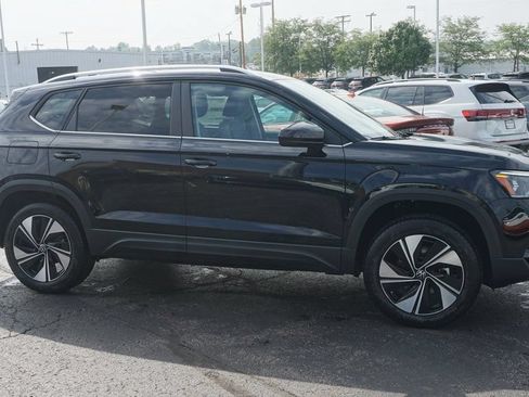 Used 2025 Volkswagen Taos SE AWD/4WD image 3