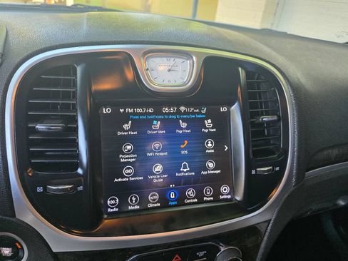 Used 2018 Chrysler 300 Limited RWD image 21