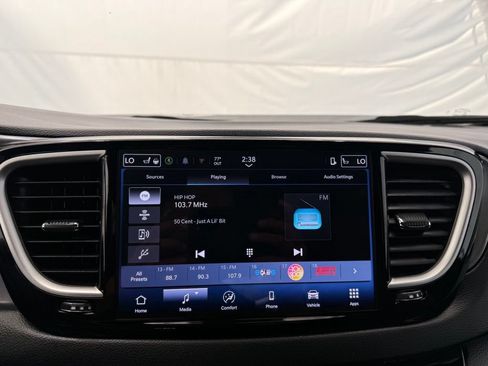 Used 2025 Chrysler Pacifica Select FWD image 36