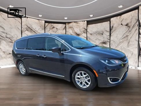 Used 2020 Chrysler Pacifica Touring-L FWD image 3