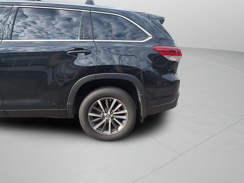Used 2018 Toyota Highlander XLE AWD/4WD image 34