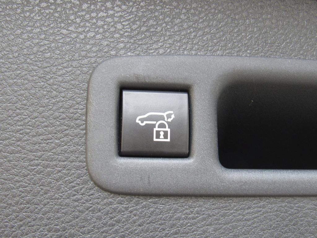 Certified 2025 Toyota Sienna XLE FWD image 25