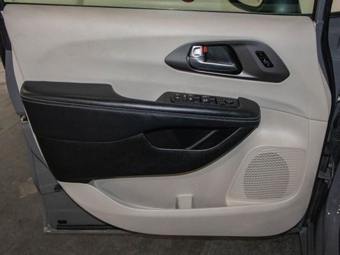 Used 2023 Chrysler Pacifica Touring-L image 10