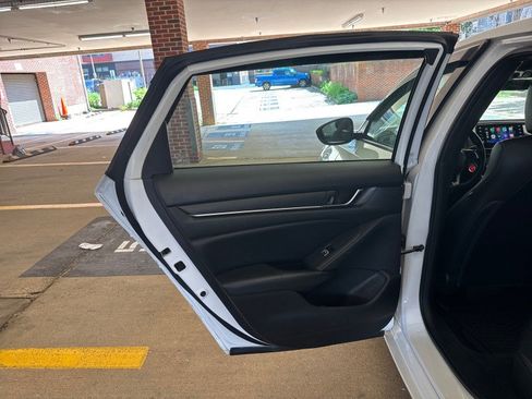 Used 2018 Honda Accord Sport image 13