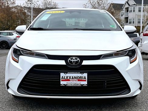 Used 2025 Toyota Corolla LE image 3
