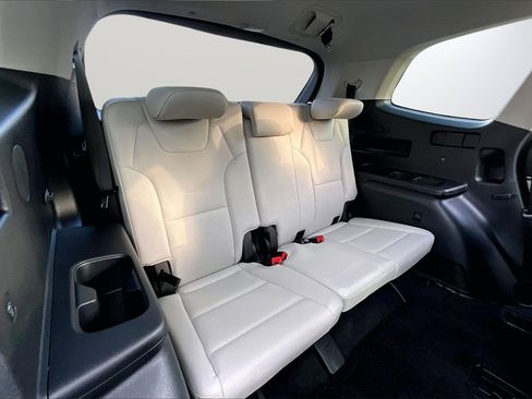 Used 2025 Kia Telluride EX w/ EX Captain's Chair Package image 24