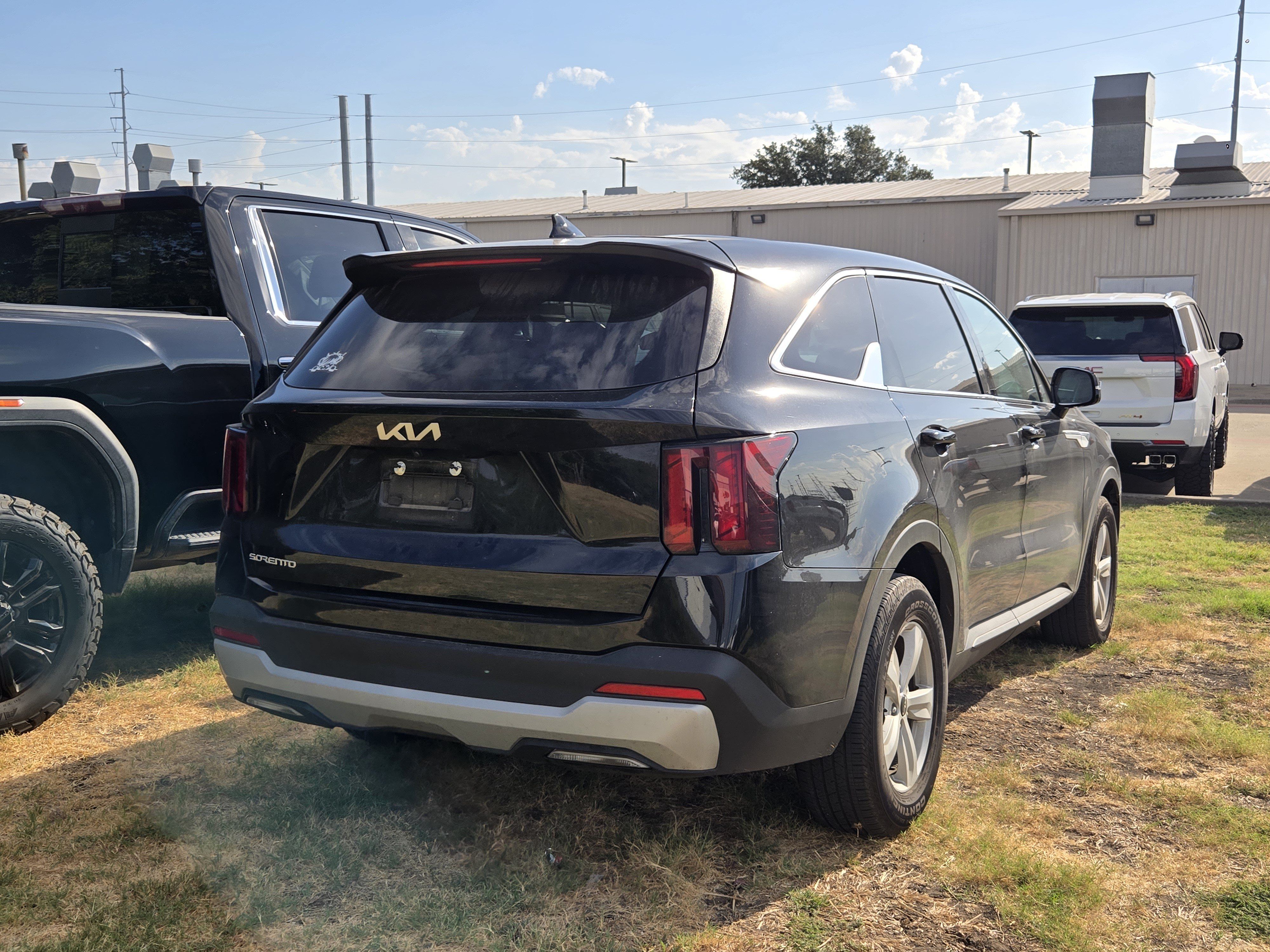 Used 2025 Kia Sorento LX FWD image 4