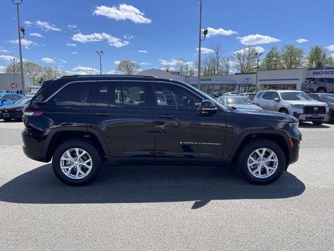 Used 2023 Jeep Grand Cherokee Limited AWD/4WD image 22