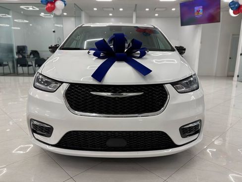 Used 2024 Chrysler Pacifica Touring-L image 2