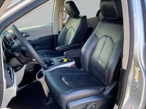 Used 2024 Chrysler Pacifica Touring-L FWD image 8