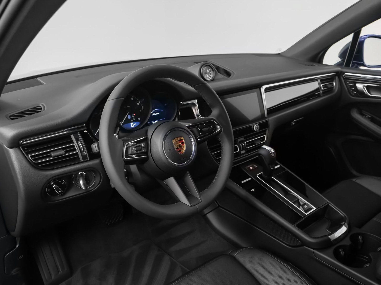 Certified 2025 Porsche Macan AWD/4WD image 4