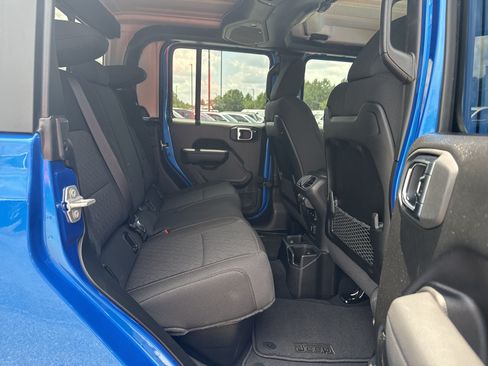 Used 2025 Jeep Gladiator Mojave AWD/4WD image 15