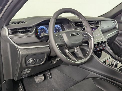 New 2025 Jeep Grand Cherokee Altitude image 11