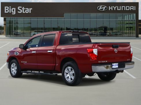 Used 2017 Nissan Titan SV image 3