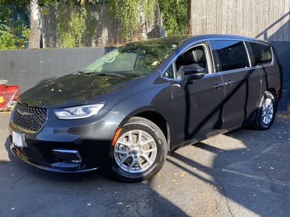 Used 2023 Chrysler Pacifica Touring-L