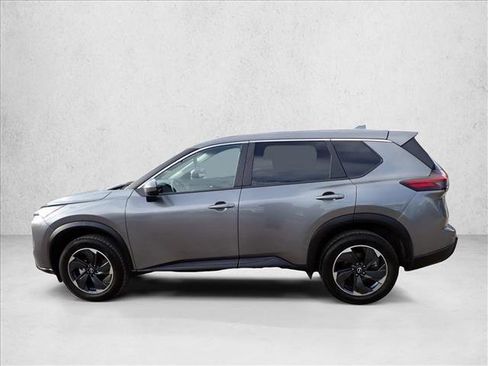 Used 2024 Nissan Rogue SV image 2
