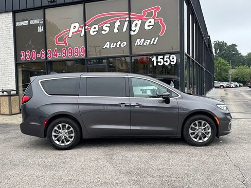 Used 2023 Chrysler Pacifica Touring-L AWD/4WD image 3