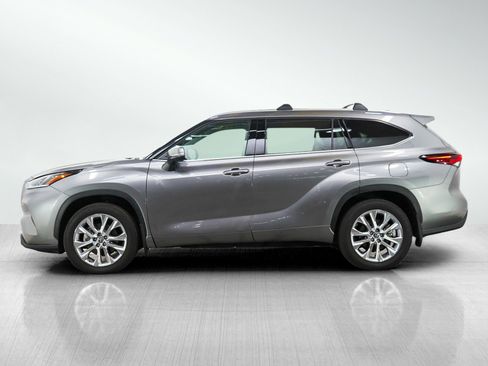 Used 2025 Toyota Highlander Limited AWD/4WD image 2