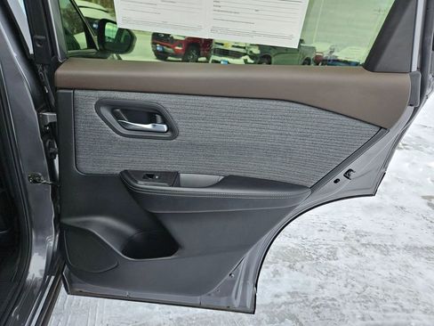 Used 2023 Nissan Rogue SV image 29