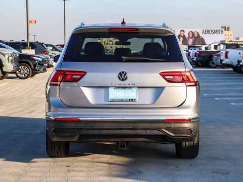 Used 2022 Volkswagen Tiguan SE w/ Panoramic Sunroof Package image 7