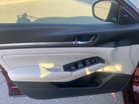 Used 2023 Nissan Altima 2.5 SV w/ SV Premium Package image 10